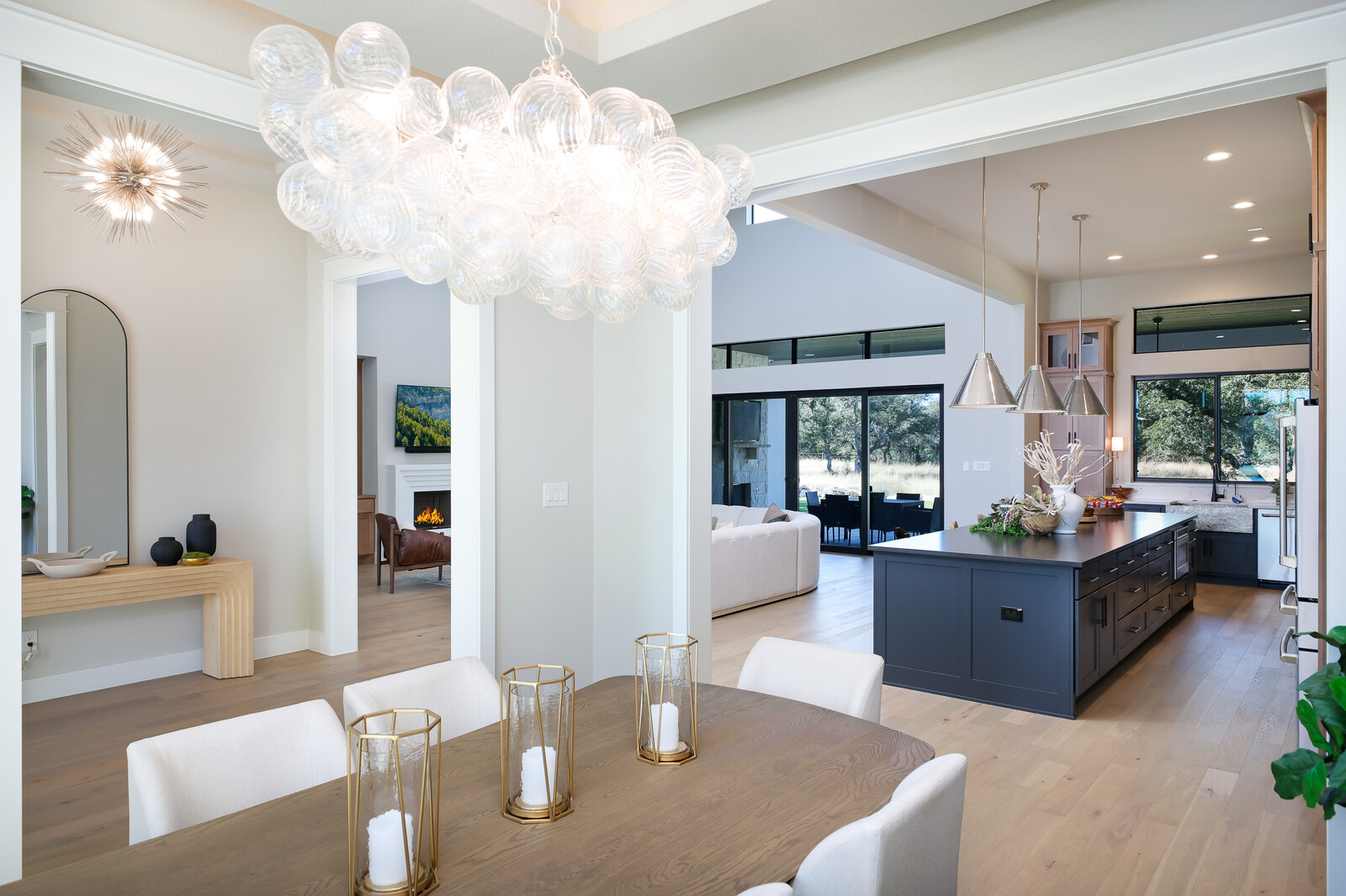 Floor plan at 121 Red Hawk Dr: Includes a breakfast bar overlooking the living area.